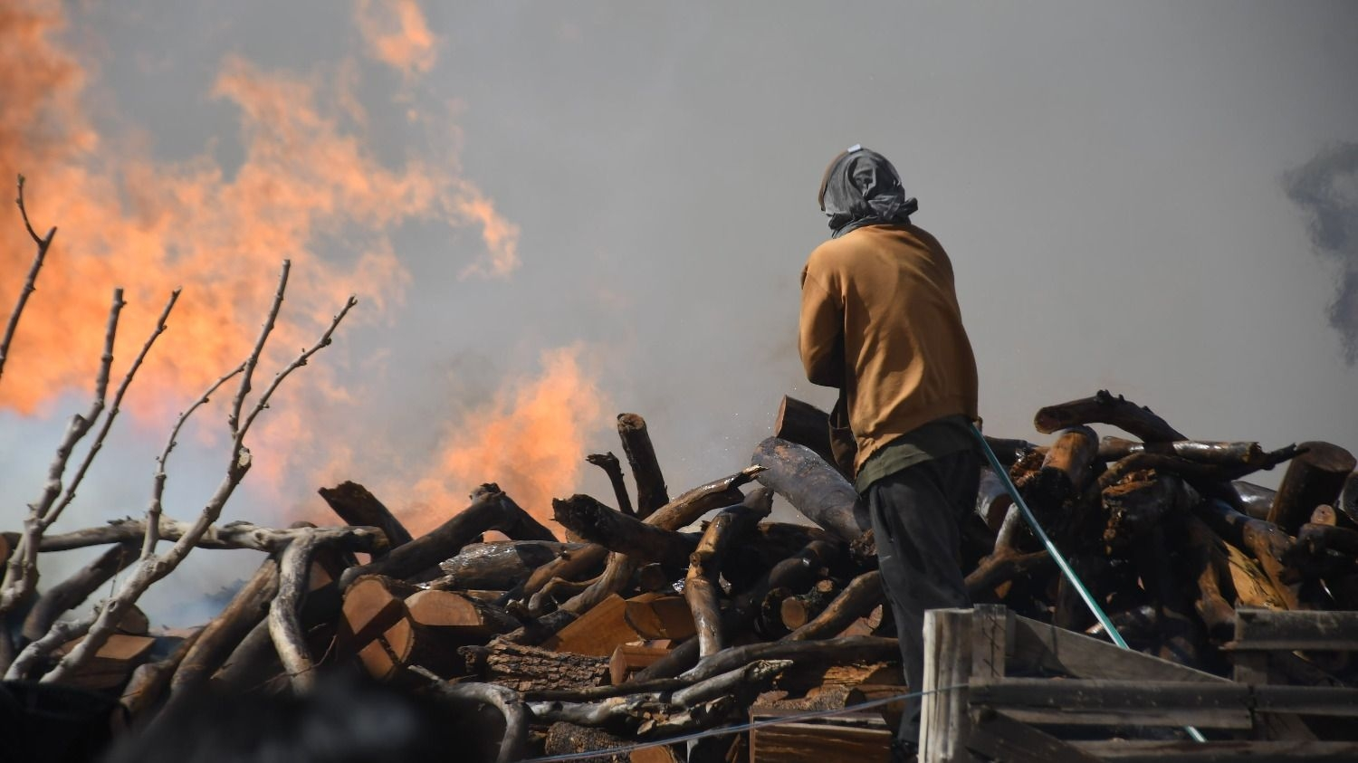 Incendios por el Zonda en Pocito y Rawson: 18 casas destruidas, una mujer y una niña heridas