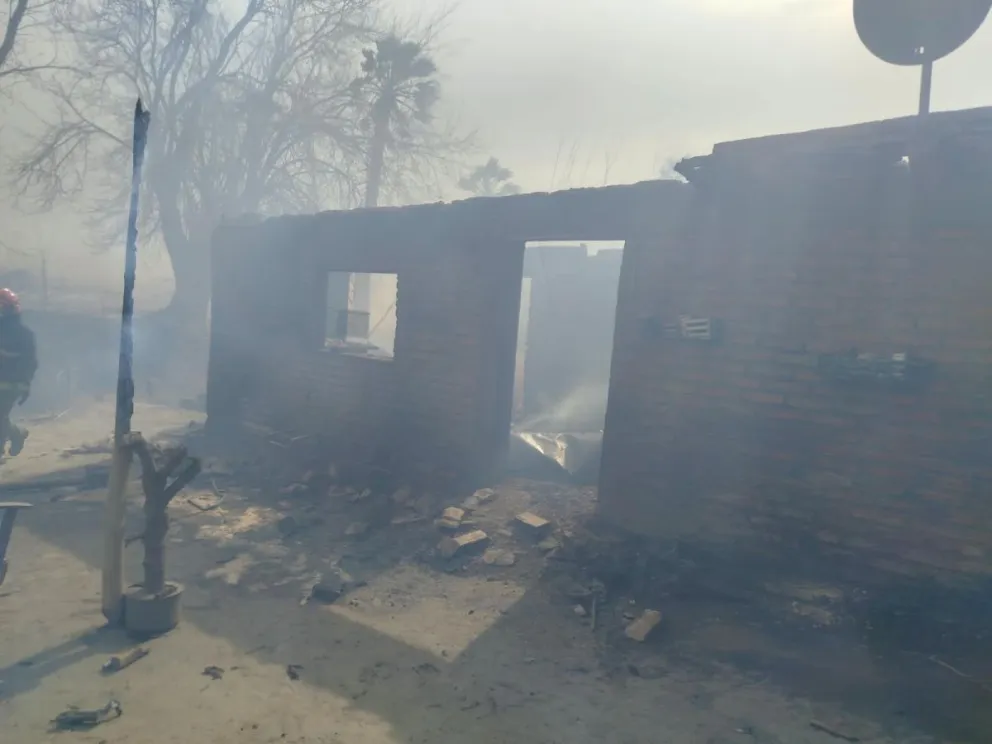 El Zonda desató un incendio en Pocito y siete viviendas quedaron destruidas