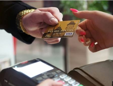 Realizaba compras con una tarjeta ajena y se encontró con la dueña