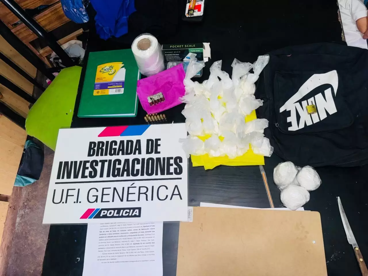 Rawson: allanaron casas por amenazas y encontraron cocaína y municiones