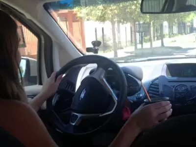 Mendoza y Córdoba multan por tomar mate al conducir